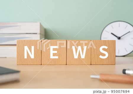 NEWSと書かれたブロックが置かれたデスク 95007694