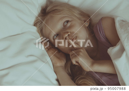 little girl lying in bed little girl lying in bed 95007988