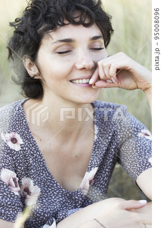 portrait of a happy smiling girl portrait of a happy smiling girl 95008096