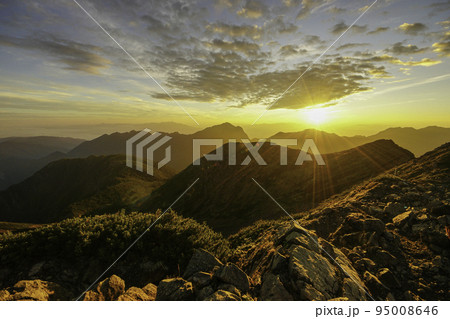足元の仙丈ケ岳山頂まで朝日に染まった 95008646