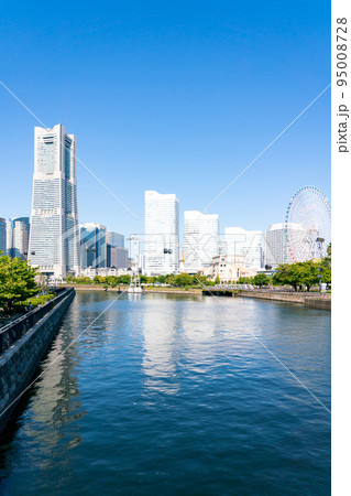 【神奈川県】晴天の横浜みなとみらい 95008728
