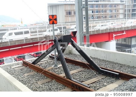 線路の終わり　終着駅の車止め　終点の車止め 95008997