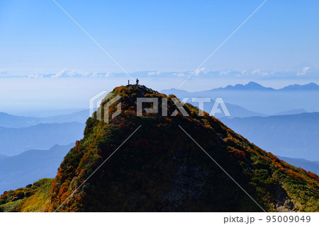 秋の谷川岳・トマノ耳山頂と山並みの絶景 95009049