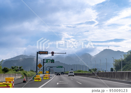 朝の新東名高速道路を走る乗用車 まもなく清水パーキングを走行中 朝の新東名高速道路を走る乗用車 まもなく清水パーキングを走行中 95009123