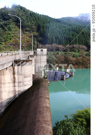 日南ダムのオリフィス洪水吐 日南ダムのオリフィス洪水吐 95009210