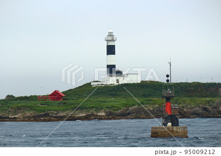 本州最北端 下北半島沖 弁天島の大間埼灯台 本州最北端 下北半島沖 弁天島の大間埼灯台 95009212