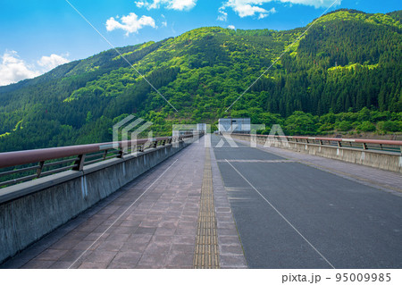 奥秩父もみじ湖 滝沢ダム 天端からの眺め 初夏の風景 奥秩父もみじ湖 滝沢ダム 天端からの眺め 初夏の風景 95009985
