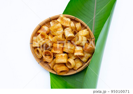 Crispy banana chip rolls. Fruit snack Crispy banana chip rolls. Fruit snack 95010071