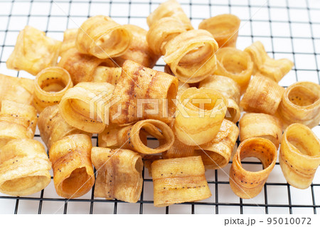Crispy banana chip rolls. Fruit snack 95010072
