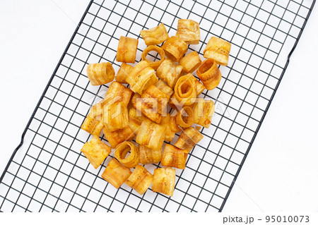 Crispy banana chip rolls. Fruit snack Crispy banana chip rolls. Fruit snack 95010073