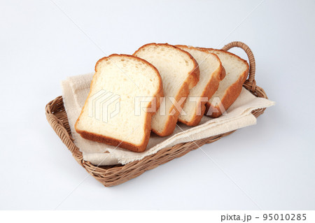 厚切り 山型食パン 白背景 95010285