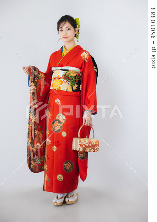 赤い振袖　全身 95010383