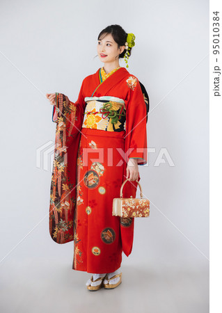 赤い振袖　全身 95010384
