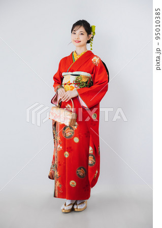 赤い振袖　全身 95010385