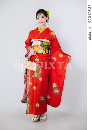 赤い振袖　全身 95010387
