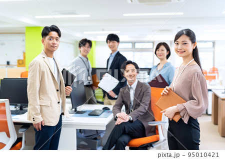 会議　ビジネス　オフィス　エンジニア　オフィスカジュアル 95010421