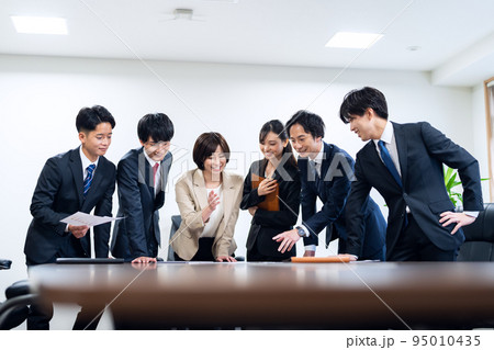 会議　ビジネス　ビジネスマン　オフィス 95010435