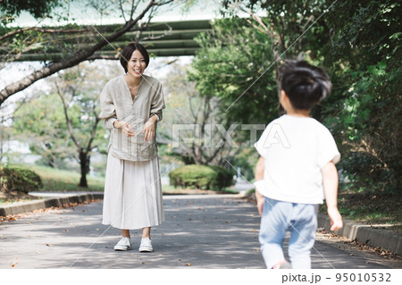 歩道で遊ぶ親子 95010532