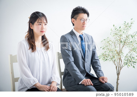 面談をする男女 interview 面談をする男女 interview 95010589