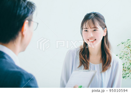 面接を受ける女性 interview 面接を受ける女性 interview 95010594