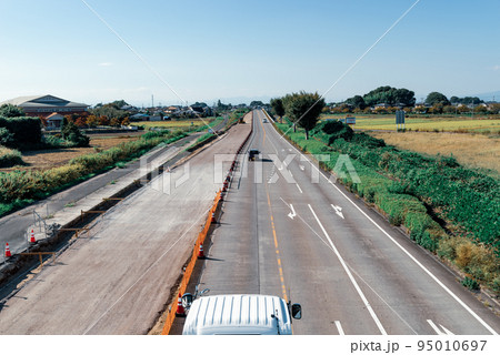 幹線道路の車線を増やす工事 国道17号上武道路の俯瞰 2022.10 d-4 クールライトカラー 幹線道路の車線を増やす工事 国道17号上武道路の俯瞰 2022.10 d-4 クールライトカラー 95010697