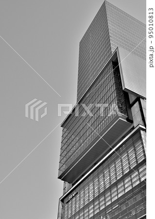 渋谷駅周辺の高層ビル群 モノクローム 95010813