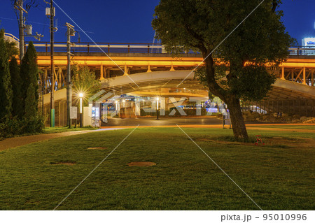 中之島公園芝生広場 夜のライトアップされた天神橋 中之島公園芝生広場 夜のライトアップされた天神橋 95010996