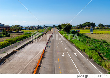 幹線道路の車線を増やす工事 国道17号上武道路の俯瞰 2022.10 e-1 幹線道路の車線を増やす工事 国道17号上武道路の俯瞰 2022.10 e-1 95011023