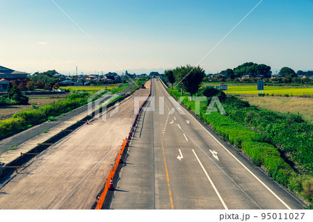 幹線道路の車線を増やす工事 国道17号上武道路の俯瞰 2022.10 e-5 暖色加味 幹線道路の車線を増やす工事 国道17号上武道路の俯瞰 2022.10 e-5 暖色加味 95011027