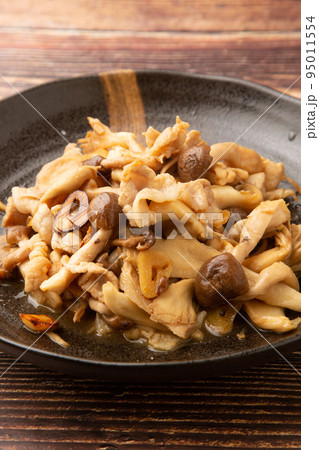 舞茸とシメジと豚バラのバター醤油炒め 舞茸とシメジと豚バラのバター醤油炒め 95011554