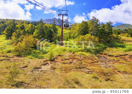 紅葉真っ盛りな御嶽山 ロープウェイ〜8合目 紅葉真っ盛りな御嶽山 ロープウェイ〜8合目 95011769