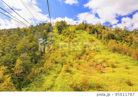 紅葉真っ盛りな御嶽山 ロープウェイ〜8合目 紅葉真っ盛りな御嶽山 ロープウェイ〜8合目 95011787