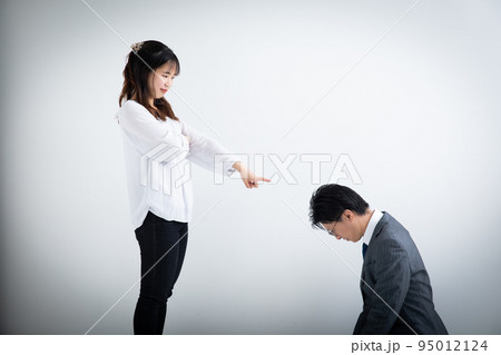 女性に叱られる男性　introspection 95012124
