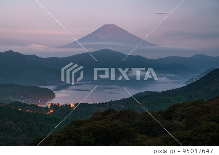 《神奈川県》富士山と芦ノ湖の夜明け・箱根大観山の眺望 95012647