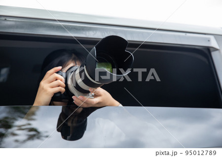 盗撮する女性　voyeurism	 95012789