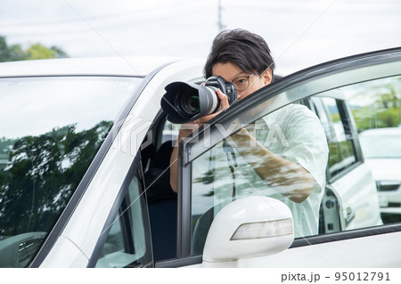 盗撮する男性 voyeurism 盗撮する男性 voyeurism 95012791