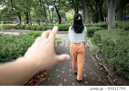 女性を襲う男性　crime	 95012795