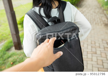 スリをする手元　theft	 95012796