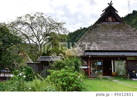 南丹市　美山かやぶきの里のちいさな藍美術館 95012831
