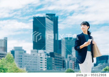 スマホを持つビジネスウーマン スマホを持つビジネスウーマン 95012908