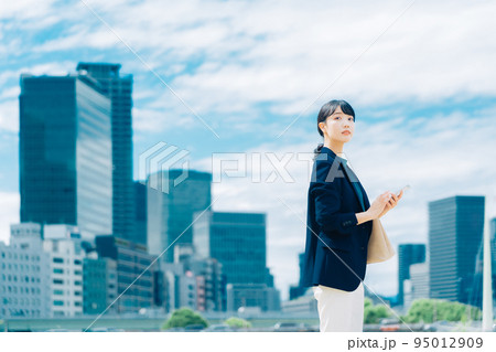 スマホを持つビジネスウーマン 95012909