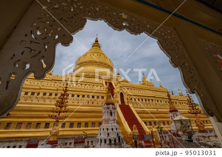 ミャンマーのバガンにある黄金の仏塔シュエズィーゴン・パヤー 95013031