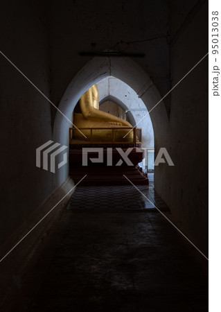 ミャンマーのバガンで最も高いタビュニュ寺院内の仏像 95013038