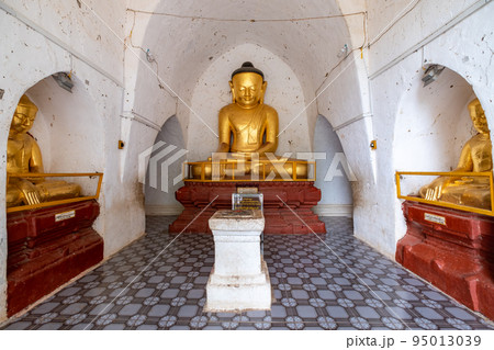 ミャンマーのバガンで最も高いタビュニュ寺院内の仏像 ミャンマーのバガンで最も高いタビュニュ寺院内の仏像 95013039