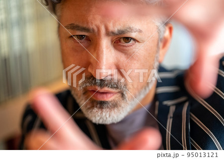 渋い　一級建築士　英国紳士　エレガントな佇まい　手　測る 95013121