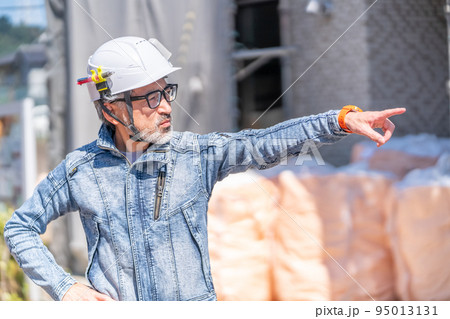 現場監督　工事監理者　主任技術者　指導監督　デニム　白髪　ひげ　指さし 95013131