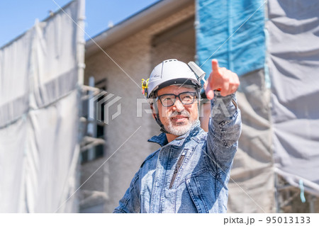 現場監督　工事監理者　主任技術者　指導監督　デニム　白髪　ひげ　指さし 95013133