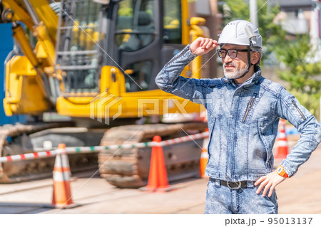 現場監督　工事監理者　主任技術者　指導監督　デニム　白髪　ひげ　重機　建設機械 95013137