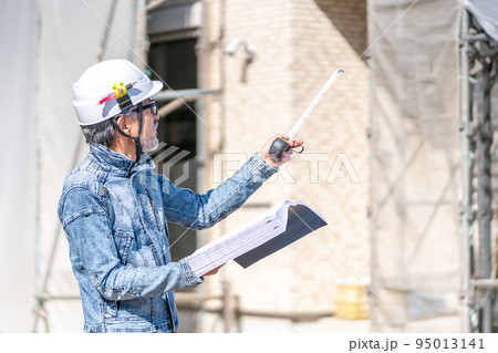現場監督　工事監理者　主任技術者　指導監督　デニム　白髪　ひげ　設計図　スケール 95013141