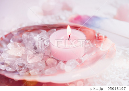 アロマキャンドルと天然石　スピリチュアルなイメージ素材 95013197